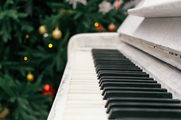 Close Keys Old White Piano Christmas Tree Background New Year — Stock Photo, Image