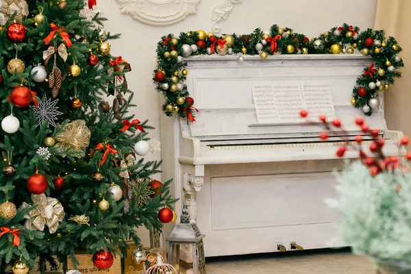 Vánoční Interiér Vánoční Stromeček Dárky Bílým Klavírem Zdobený Kompozicí Větví — Stock fotografie