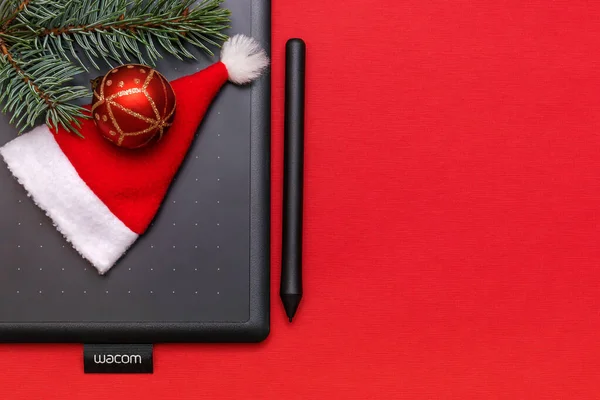 배경에 Wacom 그래픽 태블릿 Tablet Ornamented Santa Claus Hat Spruce — 스톡 사진