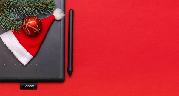 배경에 Wacom 그래픽 태블릿 Tablet Ornamented Santa Claus Hat Spruce — 스톡 사진