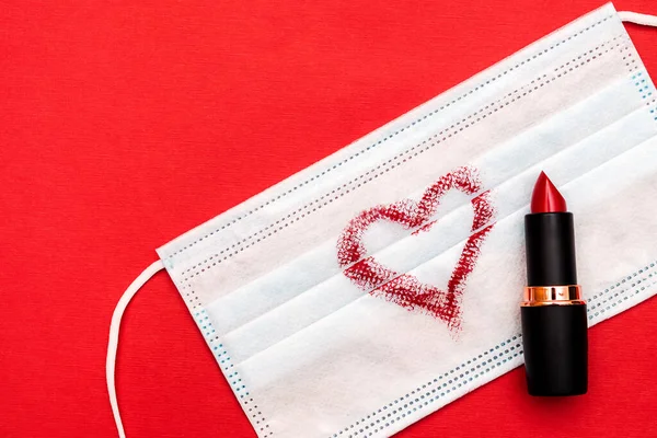 배경에 립스틱으로 심장으로 보호하는 의료용 마스크 립스틱 튜브가 마스코 발렌타인의 — 스톡 사진