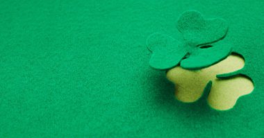  Yeşil Keçeli Yonca Yaprağı. St. Patrick Günü konsepti. Boşluğu, üst görünümü, seçici odağı kopyala..