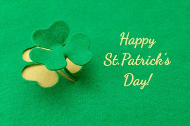 Yeşil Keçeli Yonca Yaprağı 'nın dekoratif yonca yaprağı. ST.PATRICK Günü' nün kutlu olsun! Sığ alan derinliğine sahip seçici odak.