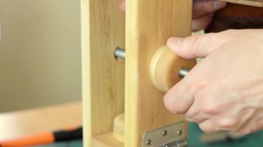 Tanner ahşap dikiş eyerini ayarlıyor ve atölyeye bir parça deri koyuyor. El yapımı deri iyi. Hobi konsepti. Tanner 'ın elleri yakın çekim, yavaş çekim..