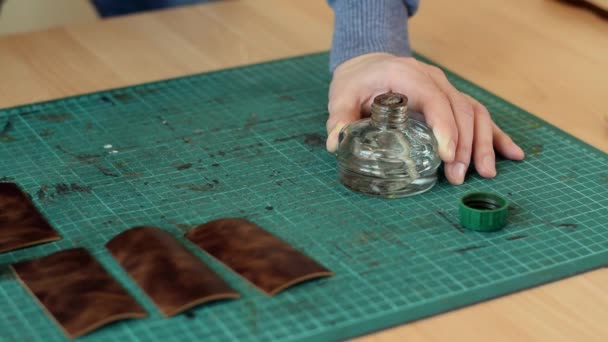 Tanner Steekt Een Waterlamp Aan Met Een Aansteker Verwarmt Het — Stockvideo