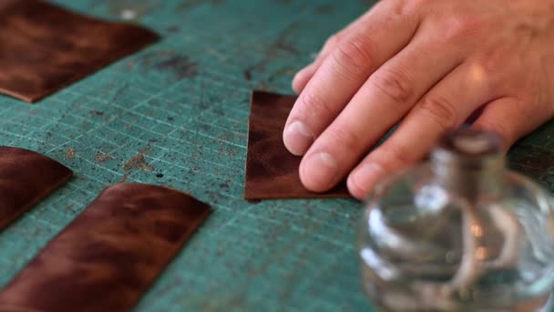 革のカードホルダーを製造するプロセス 圧着ツールで革のワークの端を処理します 革の手工芸品 趣味のコンセプト — ストック動画