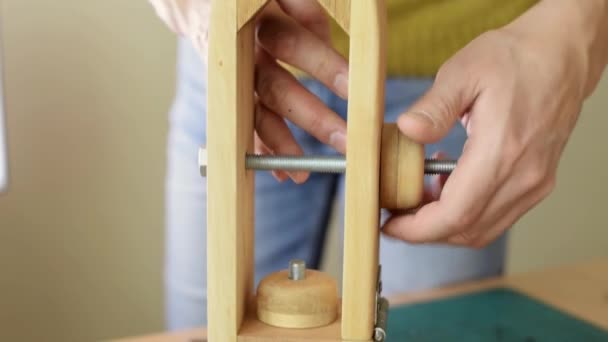 Tanner Ajustando Silla Montar Costura Madera Poniendo Una Pieza Cuero — Vídeos de Stock