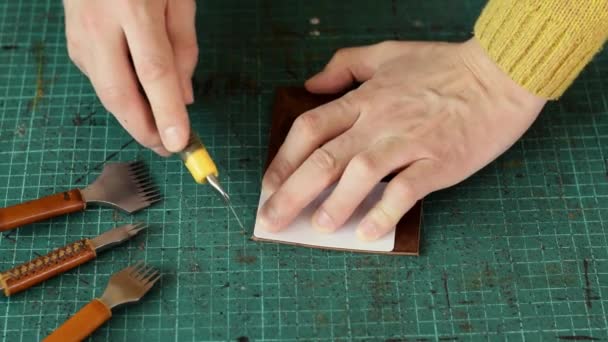 Artisan Utilise Couteau Pour Arrondir Les Coins Porte Cartes Cuir — Video
