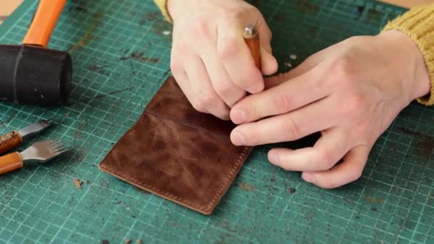 Processen Att Tillverka Läderkortshållare Punching Holes Leather Work Piece Metal — Stockvideo