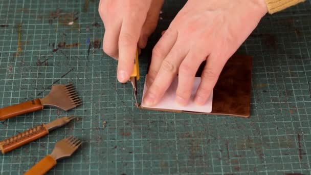 Artisan Gebruikt Een Mes Hoeken Van Lederen Kaarthouder Ronden Productie — Stockvideo