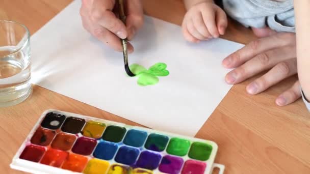 Papa Fils Dessinent Une Feuille Trèfle Sur Une Feuille Blanche — Video