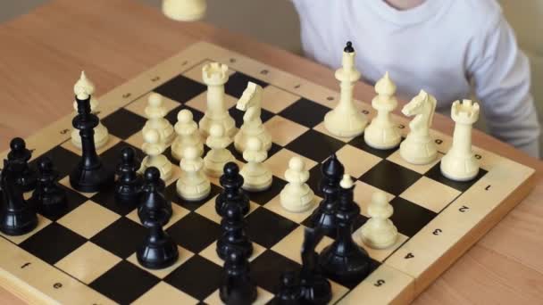 Baby Pojke Spelar Schack Med Pappa Hemma Gemensam Familj Fritid — Stockvideo