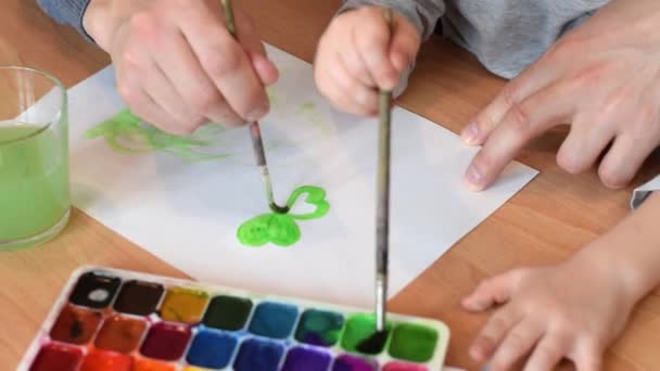 Vader Zoon Schilderen Een Klaverblad Een Wit Vel Papier Met — Stockvideo