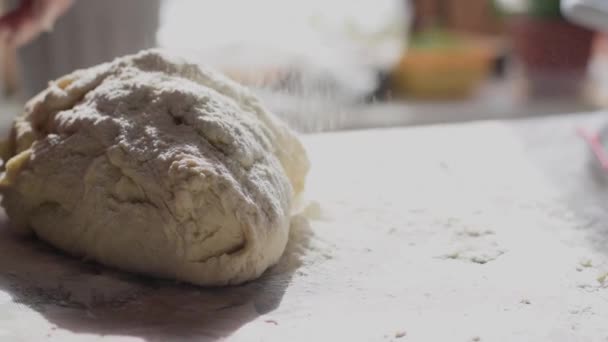 Een Vrouw Kneedt Het Deeg Strooit Het Met Bloem Keukentafel — Stockvideo