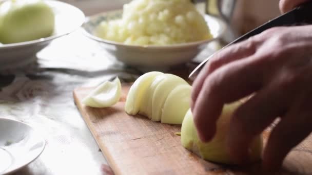 Muž Krájí Cibuli Dřevěné Desce Brousí Ručně Broušené Kovové Maso — Stock video