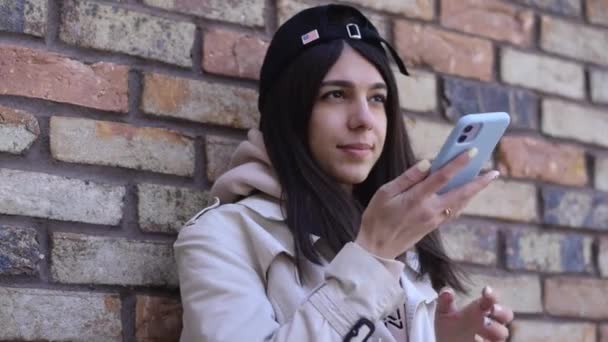 Usmívající Brunetka Dívka Černé Čepici Zaznamenává Hlasovou Zprávu Svém Chytrém — Stock video