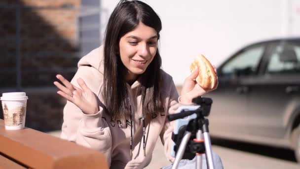 Chica Morena Come Una Hamburguesa Graba Una Transmisión Vivo Las — Vídeos de Stock