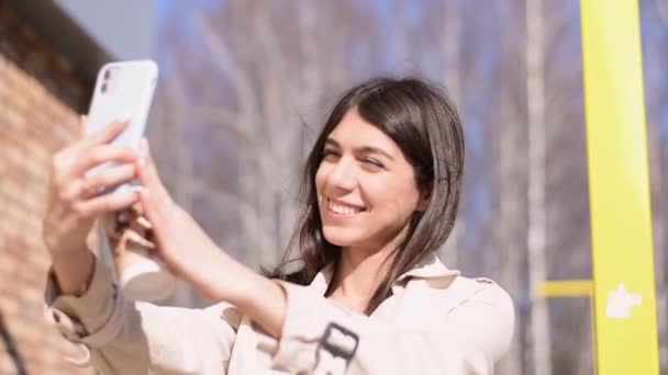 Uma Menina Morena Feliz Tira Fotos Mesma Uma Câmera Smartphone — Vídeo de Stock