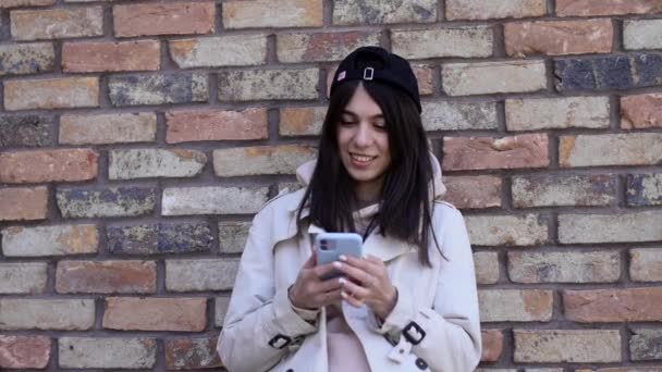 Una Morena Sonriente Con Gorra Negra Graba Mensaje Voz Smartphone — Vídeos de Stock