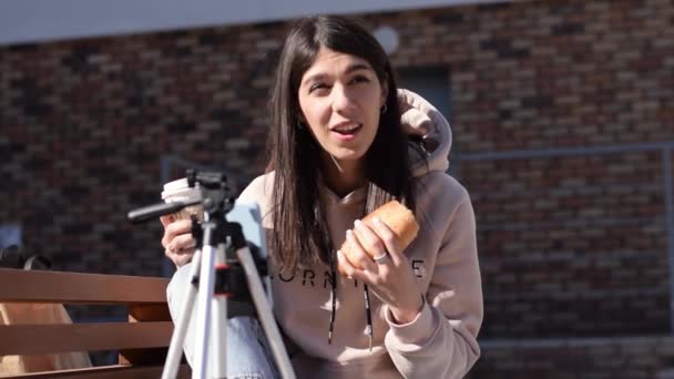 Esmer Kız Hamburger Yiyor Sosyal Ağlardan Canlı Yayın Yapıyor Akıllı — Stok video