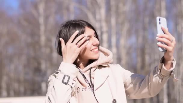 Uma Menina Morena Feliz Tira Fotos Mesma Uma Câmera Smartphone — Vídeo de Stock