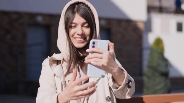 Szczęśliwa Brunetka Nagrywa Się Smartfonie Idąc Ulicą Miejską Powolny Ruch — Wideo stockowe