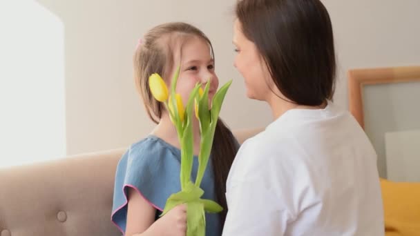 Het Meisje Knuffelt Feliciteert Haar Moeder Moederdag Met Gele Tulpen — Stockvideo