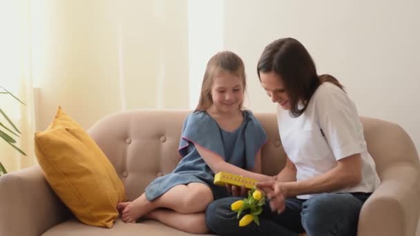 Het Schattige Meisje Feliciteert Haar Moeder Met Moederdag Geeft Haar — Stockvideo