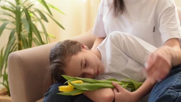 Une Adolescente Brune Couche Avec Des Fleurs Dans Lapin Mère — Video