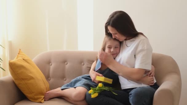 Симпатичная Девушка Поздравляет Свою Мать Днем Матери Дарит Цветы Домашний — стоковое видео