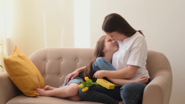 Moeder Dochter Knuffelen Bank Gefeliciteerd Met Moederdag Moederdag Maart Verjaardag — Stockvideo