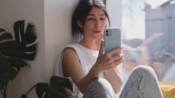 Uma Menina Mista Cabelos Escuros Está Sentada Casa Peitoril Janela — Vídeo de Stock