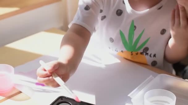 Une Jolie Petite Fille Aux Cheveux Bruns Peint Aquarelle Avec — Video