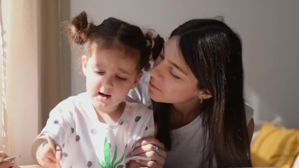 Una Mujer Mestiza Cabello Oscuro Pinta Junto Con Hija Casa — Vídeos de Stock