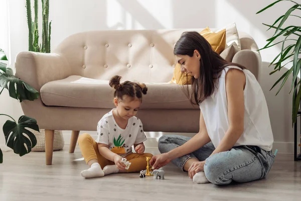 Uma Jovem Cabelos Escuros Mestiça Brincando Chão Com Sua Filhinha — Fotografia de Stock