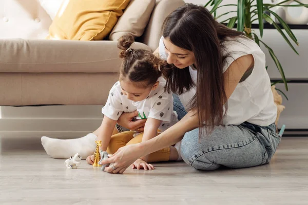 Uma Jovem Cabelos Escuros Mestiça Brincando Chão Com Sua Filhinha — Fotografia de Stock