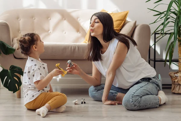 Uma Jovem Cabelos Escuros Mestiça Brincando Chão Com Sua Filhinha — Fotografia de Stock