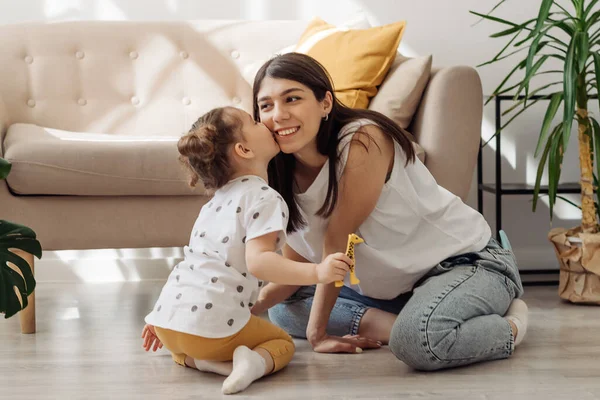 Uma Jovem Cabelos Escuros Mestiça Brincando Chão Com Sua Filhinha — Fotografia de Stock