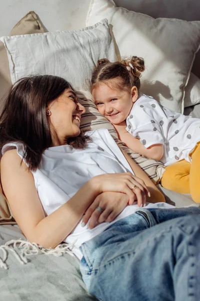 Uma Jovem Cabelos Escuros Mestiça Deitada Cama Com Sua Filhinha — Fotografia de Stock