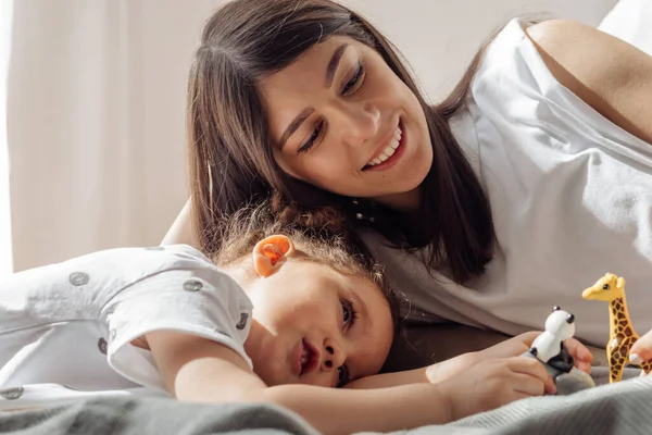 Dark Haired Young Mixed Race Woman Plays Bed Her Little — Stock Photo, Image