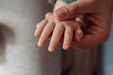 Bebeğin avuç içi babanın elinde. Babalar Günü konsepti. Yakın plan, seçici odaklanma..