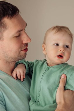 Mutlu bir baba bebeğini kollarında tutar. Birlikte zaman geçiririz. Aile kavramı. Babalar günü kavramı..