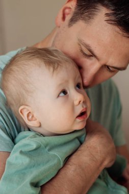 Mutlu bir baba oğluna sarılır ve onu öper. Birlikte zaman geçirir. Bir aile kavramı. Babalar günü kavramı..