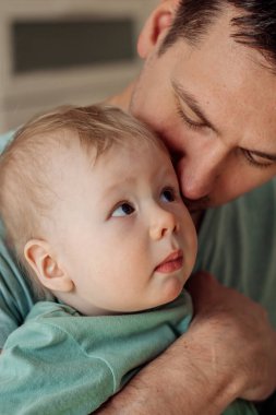 Mutlu bir baba oğluna sarılır ve onu öper. Birlikte zaman geçirir. Bir aile kavramı. Babalar günü kavramı..