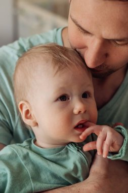 Mutlu bir baba oğluna sarılır ve onu öper. Birlikte zaman geçirir. Bir aile kavramı. Babalar günü kavramı..