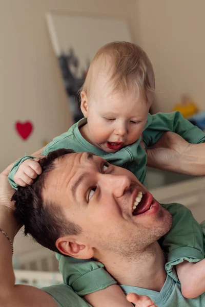 Young Happy Father Holds His Baby Son His Shoulders Time — Stock Photo, Image