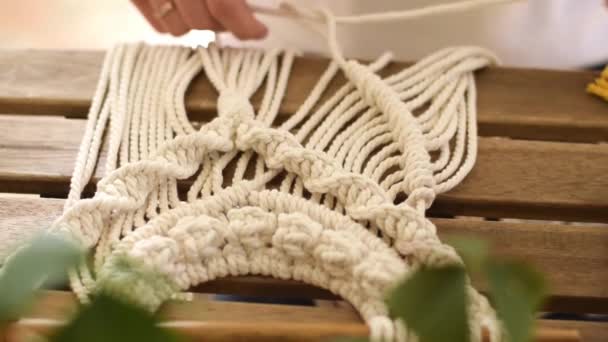 Sluiten Van Vrouwenhanden Weven Macrame Een Thuiswerk Handgemaakt Concept Slow — Stockvideo