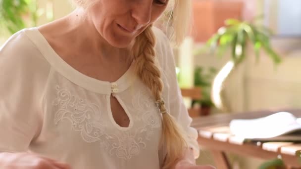 Eine Blonde Frau Webt Makrame Aus Leichten Fäden Einer Heimwerkerwerkstatt — Stockvideo