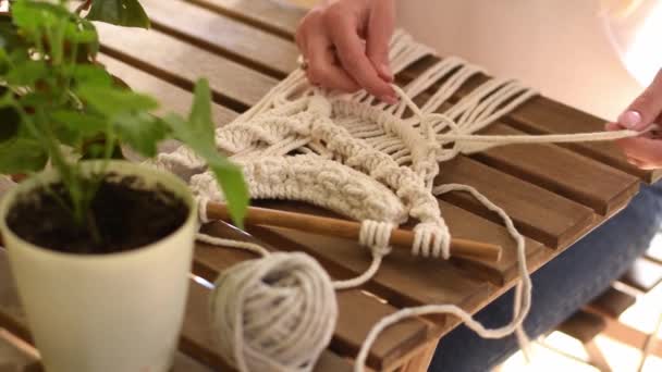 Sluiten Van Vrouwenhanden Weven Macrame Een Thuiswerk Handgemaakt Concept Slow — Stockvideo