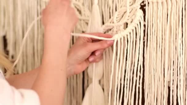 Nahaufnahme Von Frauenhänden Beim Weben Von Makrama Einer Heimwerkerwerkstatt Handgemachtes — Stockvideo
